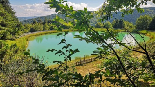 Terra incontaminataIl lago Acero: una goccia blu nel verde delle Serre calabresi, lì dove il cielo si specchia nell’acqua