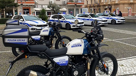 Polizia locale, nuove auto e moto (foto dalla pagina fb del Comune)