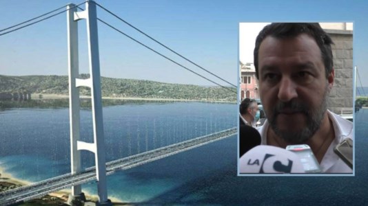 Il progetto del Ponte sullo Stretto sullo sfondo, nel riquadro Matteo Salvini