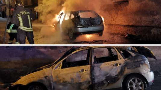 Attimi di pauraIncendio a Lamezia Terme, prende fuoco un’auto in transito con due persone a bordo: nessun ferito