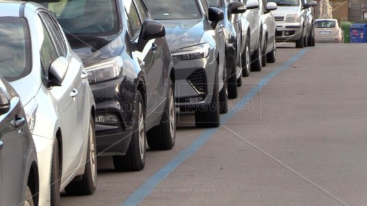 Automobilisti infuriatiCrotone è sempre più blu, in tutto il centro città parcheggi a pagamento: scoppiano le polemiche
