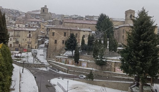 Maltempo in CalabriaNeve e temperature polari, nel Cosentino i sindaci chiudono le scuole