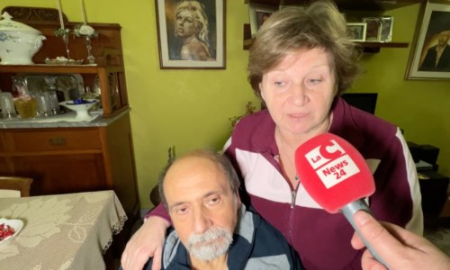 Il casoCorigliano Rossano, affetto da Parkinson attende da un mese una sedia a rotelle dall’Asp: «Prigioniero in casa mia»