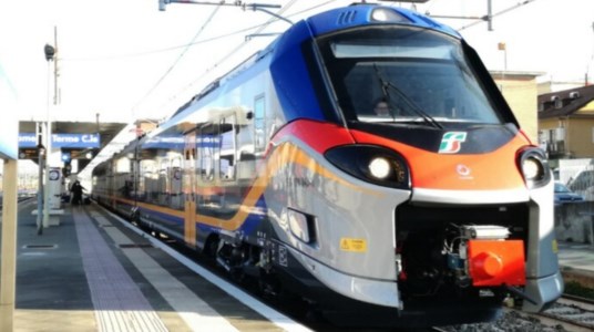TrasportiConsegnato alla Calabria un nuovo treno ecologico Pop: entro il 2024 i convogli in circolazione saranno 14