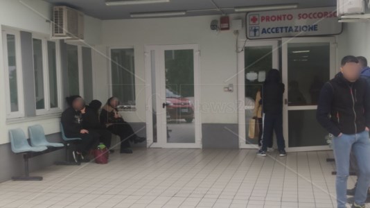 La denunciaAl pronto soccorso di Tropea è meglio andare… in salute: niente sala d’attesa, pazienti in fila all’aperto