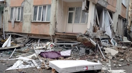TerremotoIl racconto di una siriana a Reggio: «Al freddo e con la paura che la casa gli crollasse addosso, la buia notte della mia famiglia»