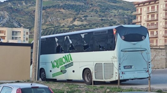 Vandali in azioneCassano, danneggiato l&rsquo;autobus della squadra dell&rsquo;Amantea calcio