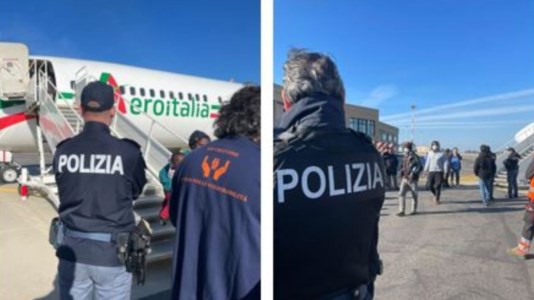 Le operazioni di sbarco all’aeroporto di Crotone