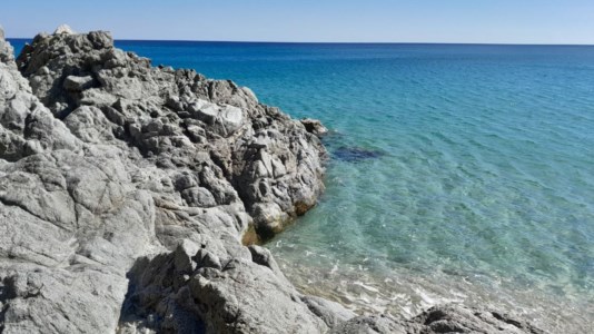 Il mare d'inverno a Caminia, il fascino della Costa dei Saraceni tra due pareti rocciose che si tuffano nel blu