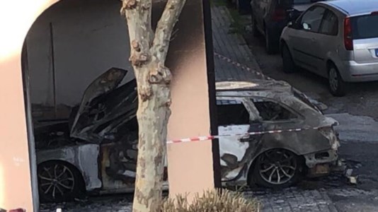 L’auto distrutta dalle fiamme a Cassano allo Ionio