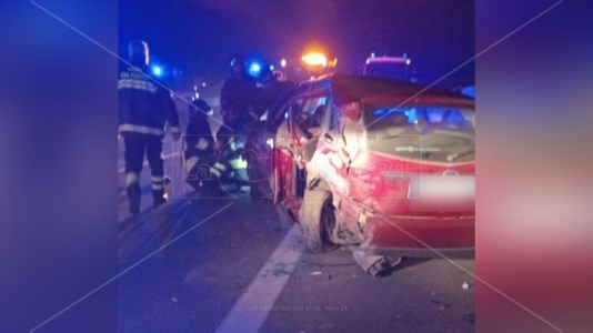 L’impattoIncidente sulla 106 nel Cosentino, 6 persone ferite nello scontro tra un camion e due auto
