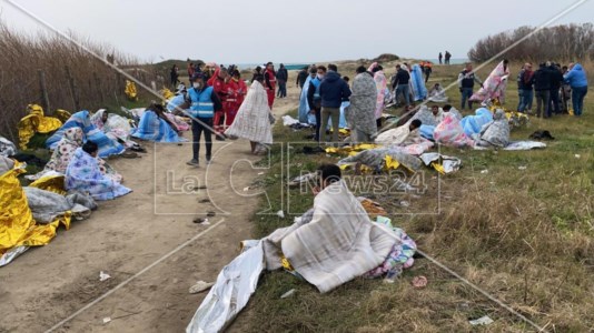 MigrantiNessun ricongiungimento familiare per i superstiti del naufragio di Cutro: il decreto del Governo cancella le promesse di Meloni
