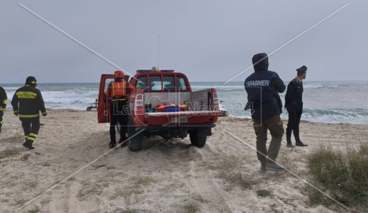 Dolore senza fineNaufragio Cutro, il mare restituisce il corpo di un migrante: è un uomo di circa 30 anni