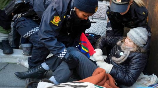 In NorvegiaGreta Thunberg arrestata a Oslo: l’attivista protestava contro le turbine eoliche illegali