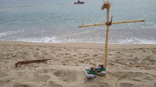 Sulla spiaggia di Cutro la “Profezia” di Pasolini, una poesia in croce per un cimitero senza croci
