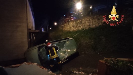 Attimi di pauraIncidente a Santa Maria del Cedro, auto va fuori strada e precipita: salvo il conducente