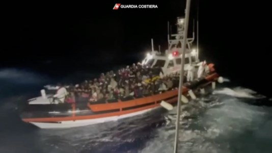 Nuovo sbarcoLampedusa, arrivati 347 migranti partiti dalla Libia: soccorsi in mare da Guardia costiera e Gdf