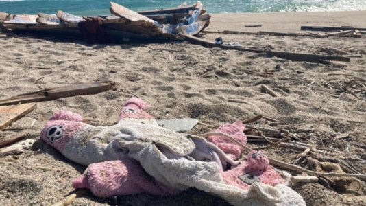 La tragica contaStrage di migranti a Cutro, recuperato il corpo di un bimbo: sale a 69 il numero dei morti del naufragio