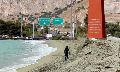 L’editorialeGruppo Diemmecom-Pubbliemme: una stele sulla spiaggia di Cutro come a Capaci per ricordare per sempre che l’umanità non ci può essere tolta