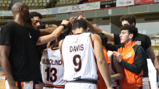 BasketSofferenza e gioia per la Viola Reggio Calabria: vince 74-73 contro la Virtus Padova