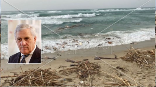 La spiaggia di Steccato di Cutro, nel riquadro il ministro Antonio Tajani
