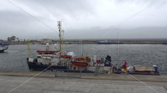 Strage di migrantiTragedia Cutro, Sea Watch con nave ancora bloccata nel porto di Reggio: «Una strage di Stato»