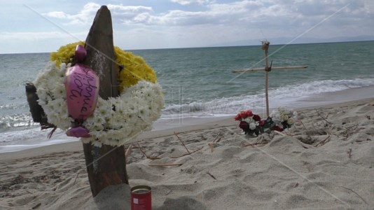 Strage migrantiNaufragio Cutro, il mare restituisce un altro corpo: è la vittima numero 94