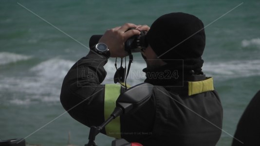 Ricerche senza sostaStrage di migranti a Cutro, avvistato in mare il corpo di un uomo al largo della costa di Steccato
