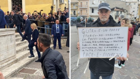 Cdm in CalabriaLe due facce di Cutro: l’applauso ai ministri e la protesta a pochi metri di distanza