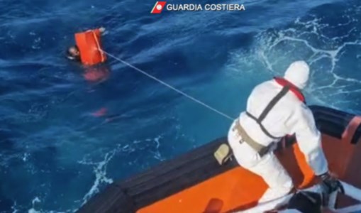 Soccorsi in mareMigranti salvati al largo di Lampedusa, la Guardia costiera: «Non ci siamo mai sottratti al soccorso in mare»