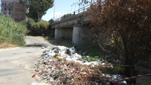 Reati ambientaliCaccuri, sorpreso mentre abbandona rifiuti per strada: denunciato 67enne