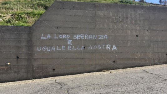 La protesta«Il Governo arriva, i morti restano»: le scritte contro Piantedosi a Cutro subito cancellate