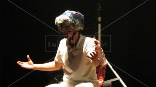 L’omaggioUn monologo dedicato alle vittime della statale 106: al teatro di Badolato va in scena “Spartacu Strit Viù”