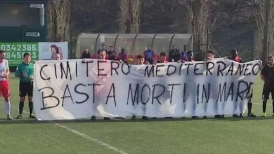 Lo striscione esposto dai giocatori dell’Atlethic Brighela (Foto Bergamo e Sport)