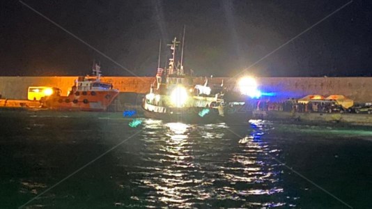 Lo sbarcoLa nave Humanity 1 approda al porto di Crotone: a bordo 77 persone soccorse al largo della Libia