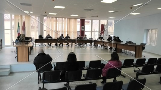 SicurezzaIntimidazioni a San Lucido, il consiglio comunale vota e condanna all’unanimità gli atti criminali