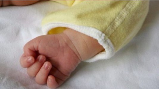 La tragediaPronto soccorso chiuso, corsa in un altro ospedale ma neonata muore nel Napoletano