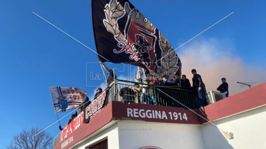 Entusiasmo amarantoReggina, i tifosi caricano la squadra in vista della partita contro il Cagliari con cori, applausi e striscioni -VIDEO