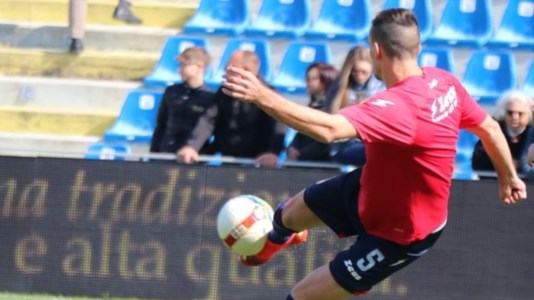 Serie CIl Crotone vince in rimonta: Viterbese battuta 3-2 allo Scida