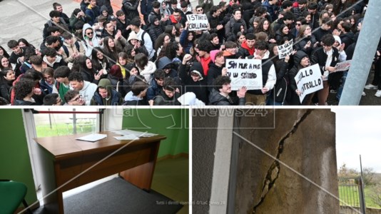 La protestaAcri, muro pericolante al liceo ma la “soluzione” della Provincia mette la scuola fuori legge: sit-in degli studenti