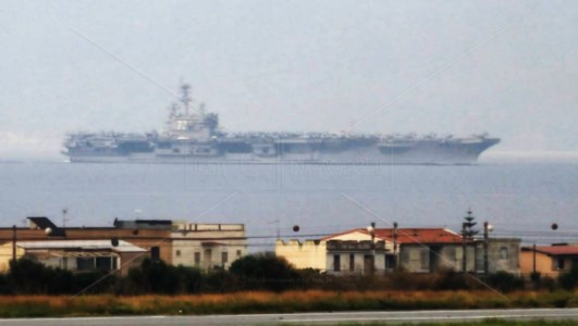 Tra Calabria e SiciliaPortaerei americana e due incrociatori nelle acque dello Stretto di Messina