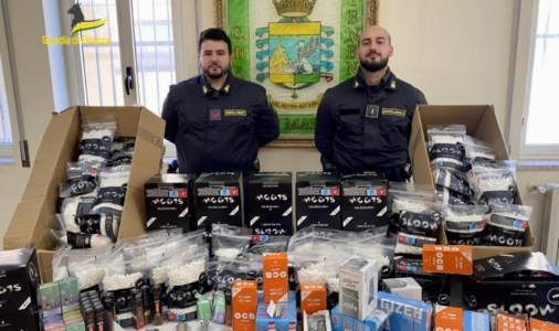 ContrabbandoMaxi sequestro di sigarette elettroniche e filtri: a Cirò sigilli a 220mila prodotti