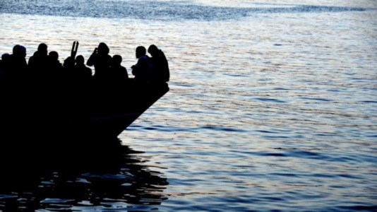 Nella LocrideBrancaleone, 41 migranti approdano sulla spiaggia dopo 5 giorni in mare a bordo di una barca a vela
