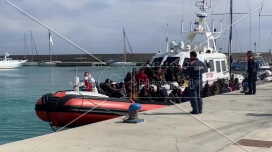 Emergenza senza fineMigranti, peschereccio con 295 profughi intercettato nel Mar Jonio: 210 sbarcati a Roccella