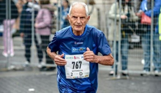 L’impresaA 90 anni il calabrese Rao conquista il record mondiale di categoria alla Maratona di Roma: «Quando corro mi sento libero»