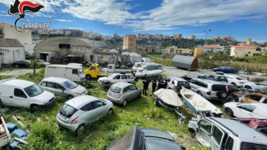 Le carcasse d’auto trovate a Cannavò di Reggio Calabria