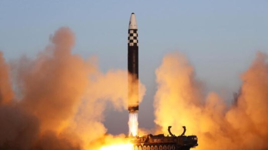 Lancio di un missile balistico della Corea del Nord (Foto Ansa)