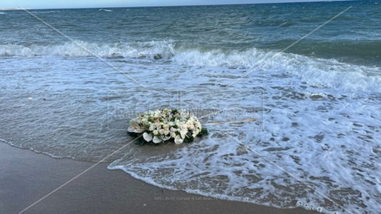 Corona di fiori sul luogo del naufragio