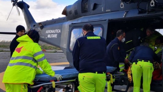 Volo salvavitaDonna colpita da infarto sull’isola di Lipari trasferita d’urgenza con un elicottero militare a Messina