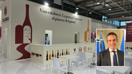 Verona, lo spazio espositivo riservato ai vini calabresi. Nel riquadro, Roberto Occhiuto